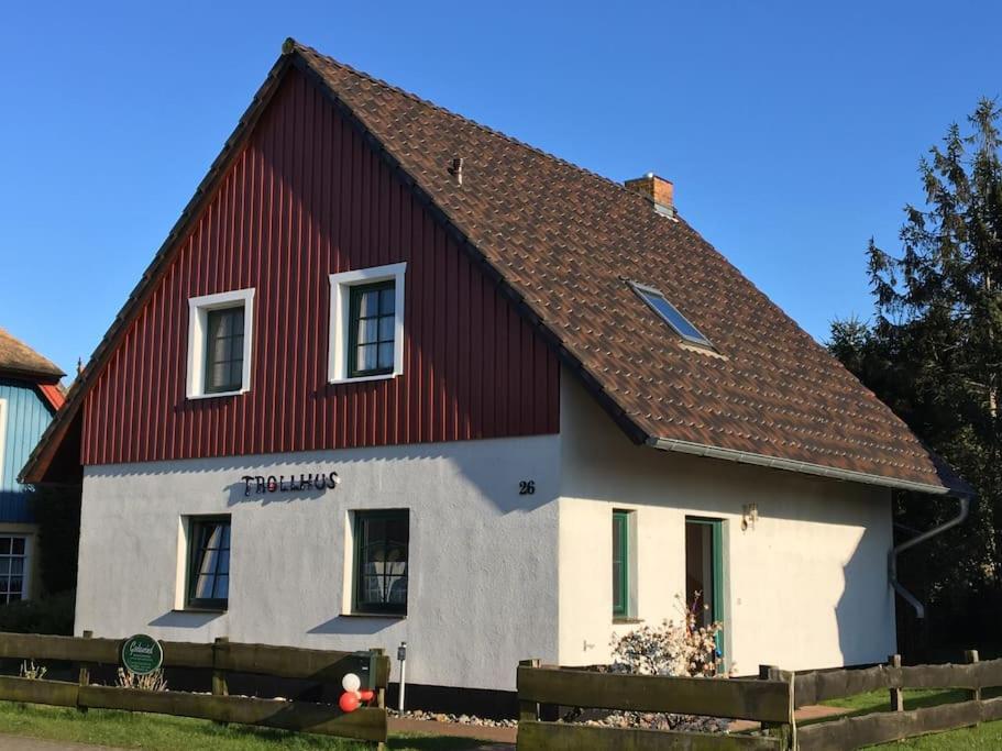 Trollhus - Grosses Familienfreundliches Ferienhaus Born Dış mekan fotoğraf